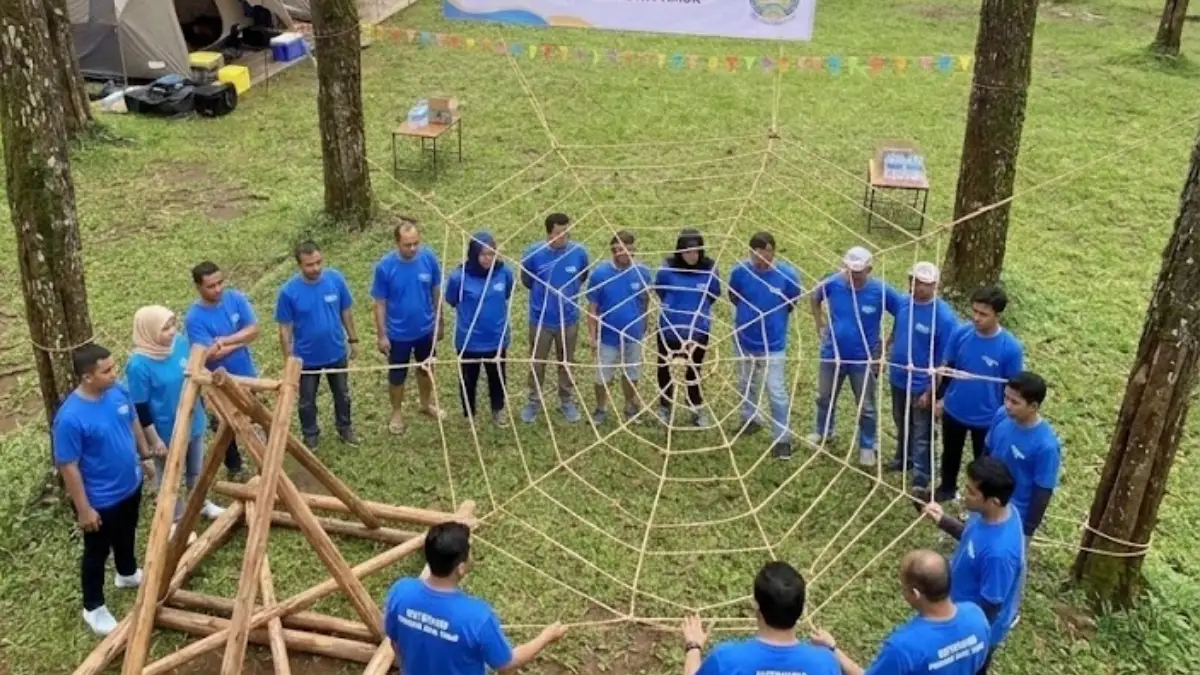 Pegawai Instansi Mengikuti Sesi Team Building